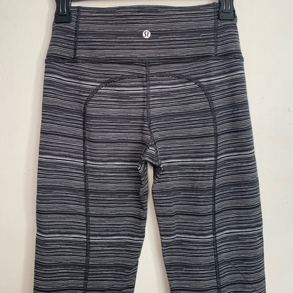 Lululemon Gather & Crow Crops Cropped Capri Leggings, Black & Gray, size 4 - Picture 4 of 10
